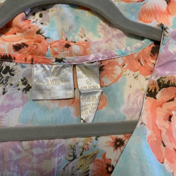 Tailor B. Moss Floral Sleeveless Top - Picture 3 of 3